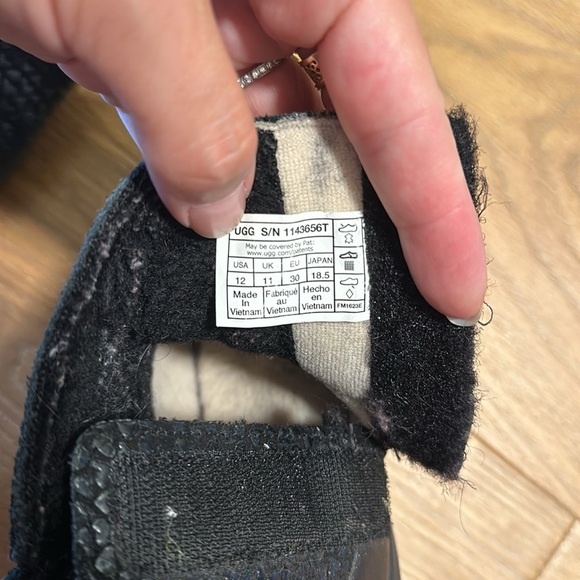 Ugg kids winter booties 12 size. - Picture 6 of 6